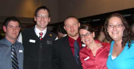 Students with Sasha Kaylor ’06 (l) and Karen Naharay ’06 (r) at the Etiquette dinner